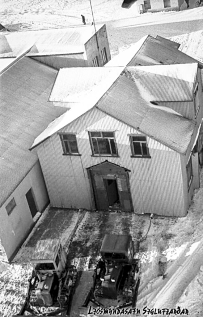 Brandarhúsið flutt.
Það er hægt að flytja heil hús á sleða ef maður vill! Þetta hús stóð við Túngötu og gekk undir nafninu “Brandarhúsið” Þarna er verið að flytja það til Norðurgötu og þar var því breytt í Áhaldahús bæjarins.Ljósmyndari: Steingrímur Kristinsson.