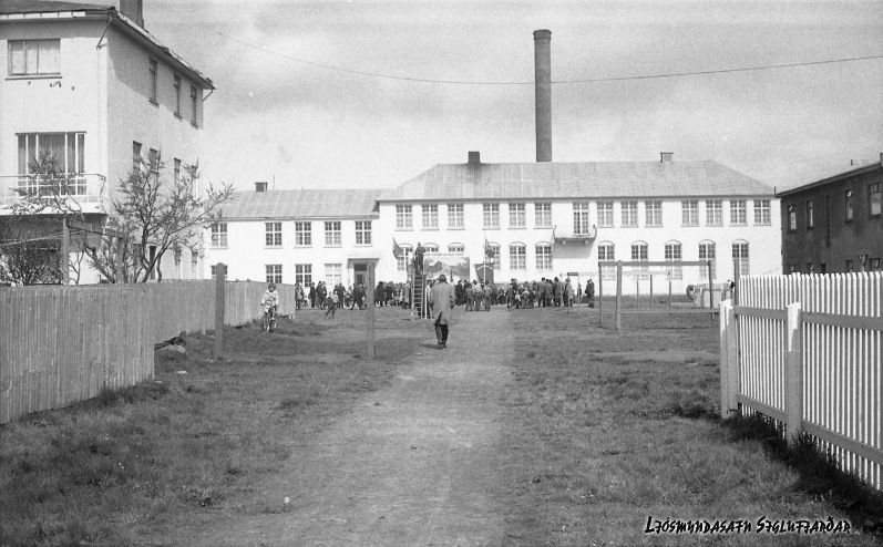 Barnaskóli Siglufjarðar séður frá Aðalgötu. Skurðurinn sem við grófum fylgdi nákvæmlega þessum göngustíg sem sést á myndinni. Ljósmyndari óþekktur.