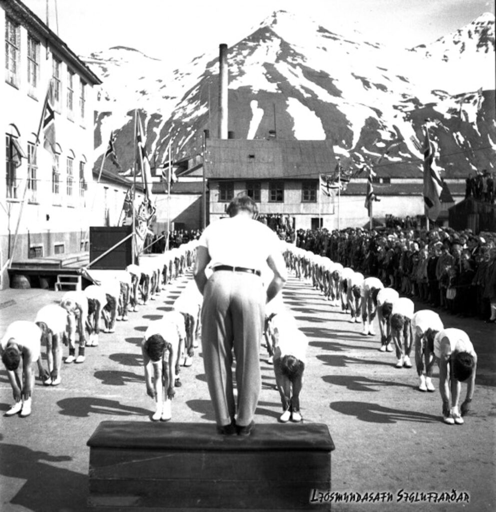 Barnaskóli Siglufjarðar, Leikfimissýning á 17 júní. Ljósmyndari: Kristfinnur Guðjónsson.