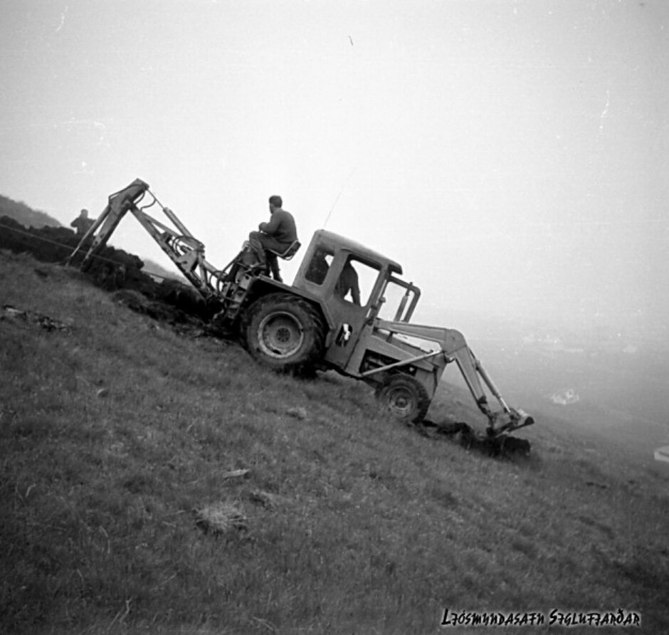 Skurðgrafa i Hvanneyrarhlíðinni. Líkist gamla góða Beininu.Ljósmyndari: Steingrímur Kristinsson. 