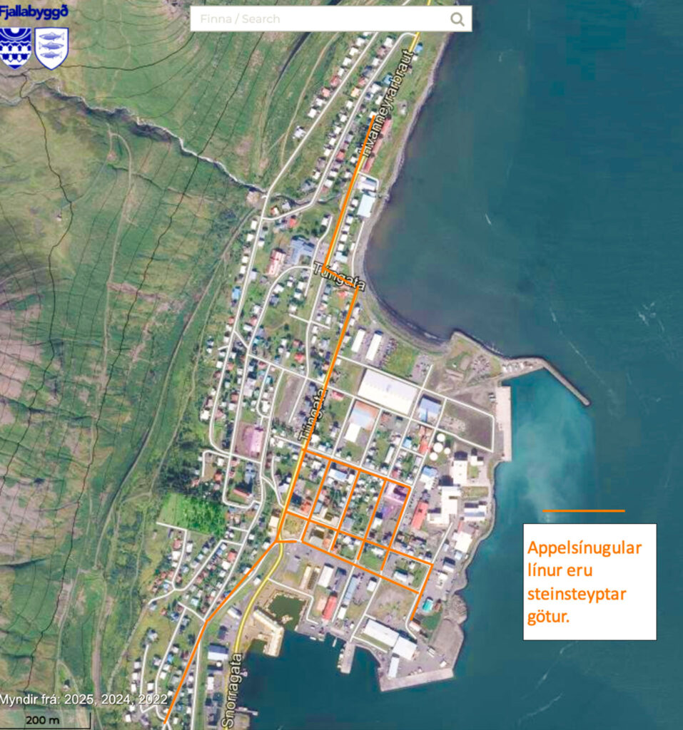Yfirlitsmynd yfir steinsteyptar götur á Siglufirði. Grunnmyndin er fengin að láni frá Kortasjá Fjallabyggðar.