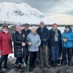 Hress hópur á Ólafsfirði, svell, bros og hendur aftan á bak