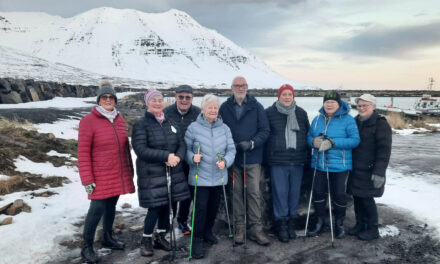 Hress hópur á Ólafsfirði, svell, bros og hendur aftan á bak