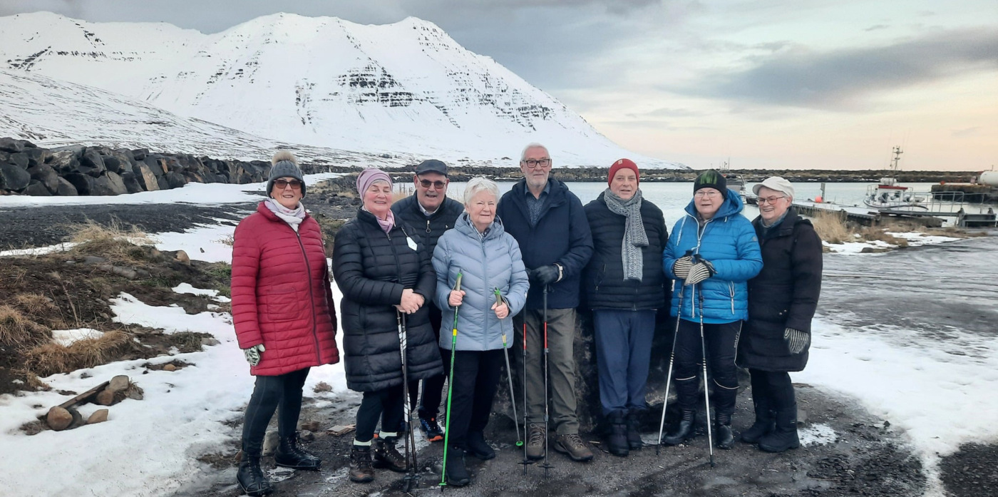 Hress hópur á Ólafsfirði, svell, bros og hendur aftan á bak