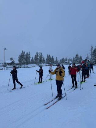 Skíðagönguhópur SSS og SÓ skíðaði milli bæja til að fara á veitingastað - Myndir