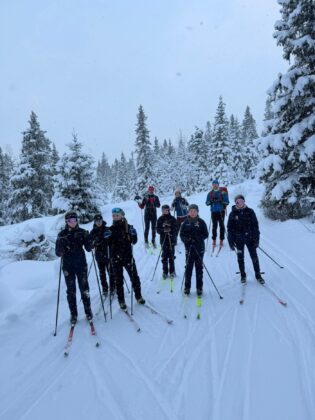 Skíðagönguhópur SSS og SÓ skíðaði milli bæja til að fara á veitingastað - Myndir