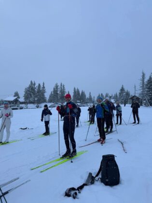 Skíðagönguhópur SSS og SÓ skíðaði milli bæja til að fara á veitingastað - Myndir