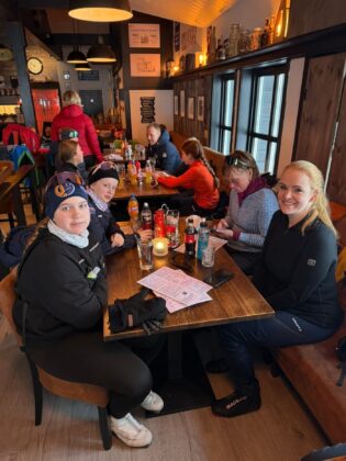 Skíðagönguhópur SSS og SÓ skíðaði milli bæja til að fara á veitingastað - Myndir