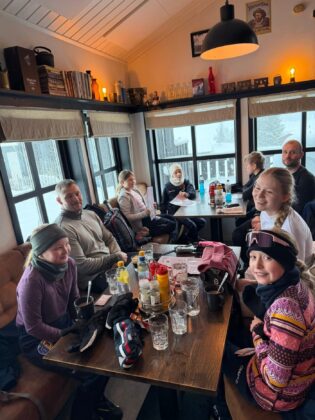 Skíðagönguhópur SSS og SÓ skíðaði milli bæja til að fara á veitingastað - Myndir