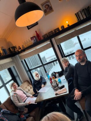 Skíðagönguhópur SSS og SÓ skíðaði milli bæja til að fara á veitingastað - Myndir