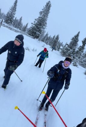 Skíðagönguhópur SSS og SÓ skíðaði milli bæja til að fara á veitingastað - Myndir