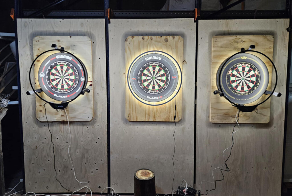 Fjör og keppni þegar ný píluspjöld voru tekin í notkun