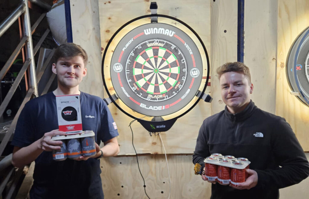 Fjör og keppni þegar ný píluspjöld voru tekin í notkun