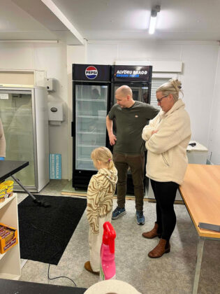 Þú þarft ekki að kunna á skíði til að kaupa veitingar í Skarðsdal