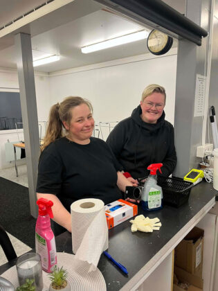 Þú þarft ekki að kunna á skíði til að kaupa veitingar í Skarðsdal