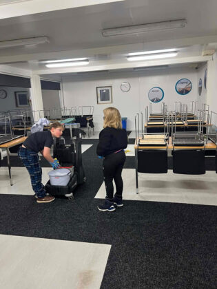 Þú þarft ekki að kunna á skíði til að kaupa veitingar í Skarðsdal