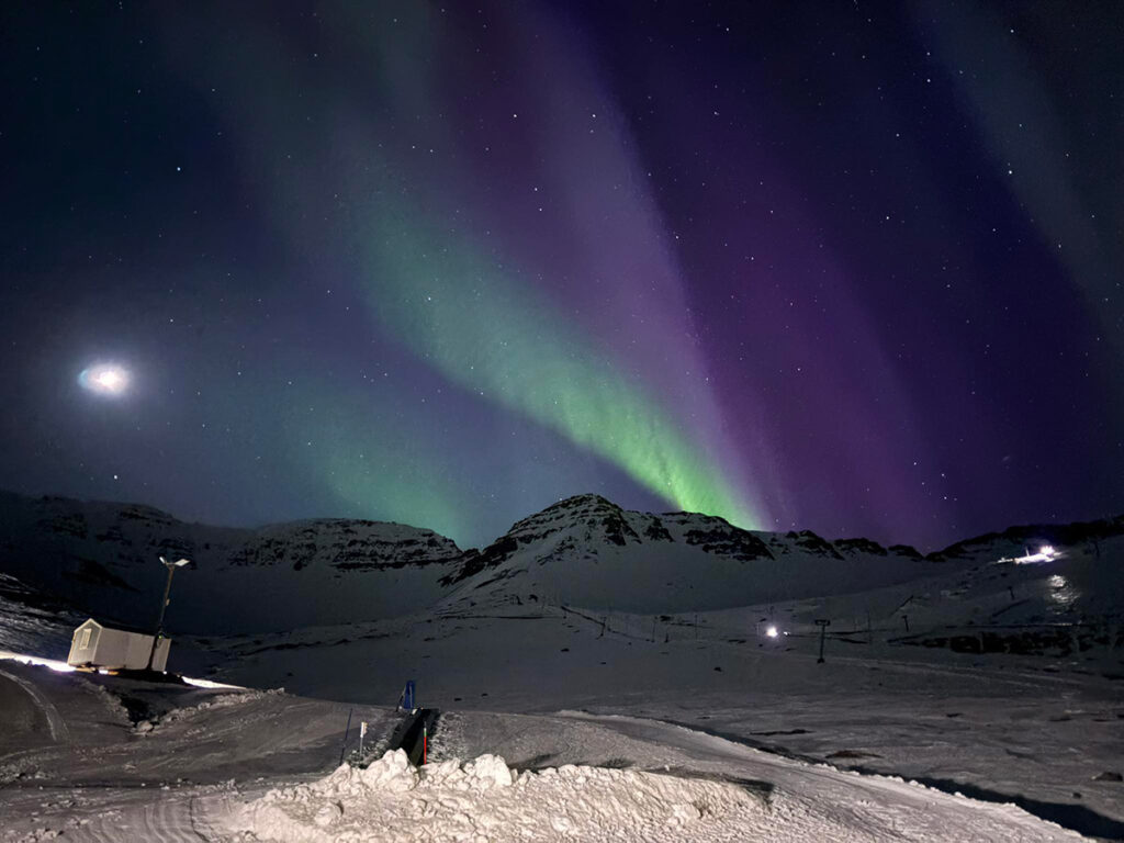 Troðari bilaður, en Skarðsdalur heldur opnu í dag