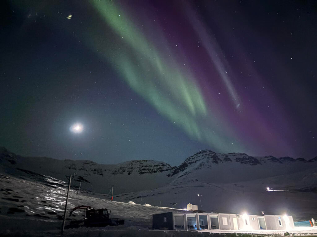 Troðari bilaður, en Skarðsdalur heldur opnu í dag