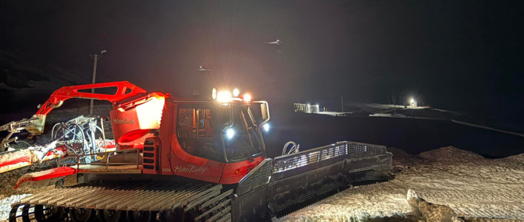 Troðari bilaður, en Skarðsdalur heldur opnu í dag