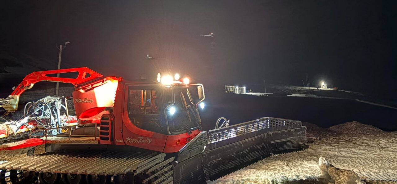 Troðari bilaður, en Skarðsdalur heldur opnu í dag