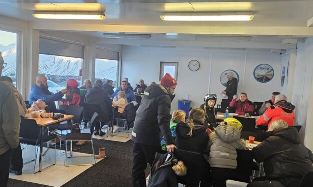 Líf og fjör í veitingaskálanum í Skarðsdal – Myndasafn