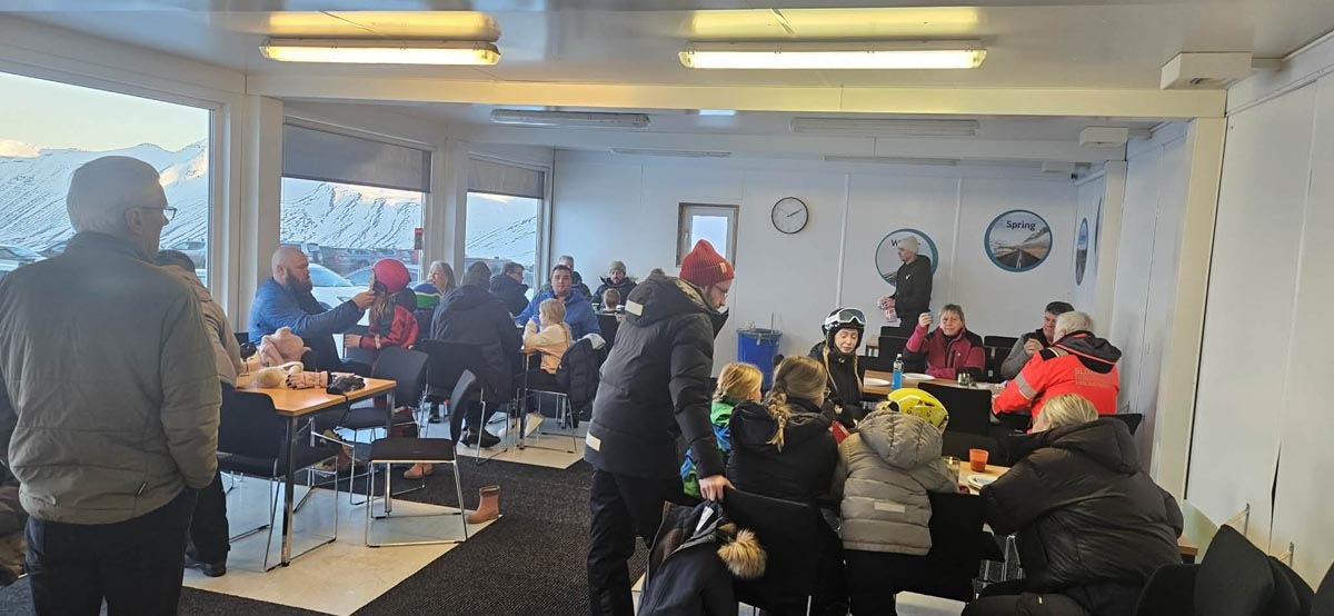 Líf og fjör í veitingaskálanum í Skarðsdal – Myndasafn