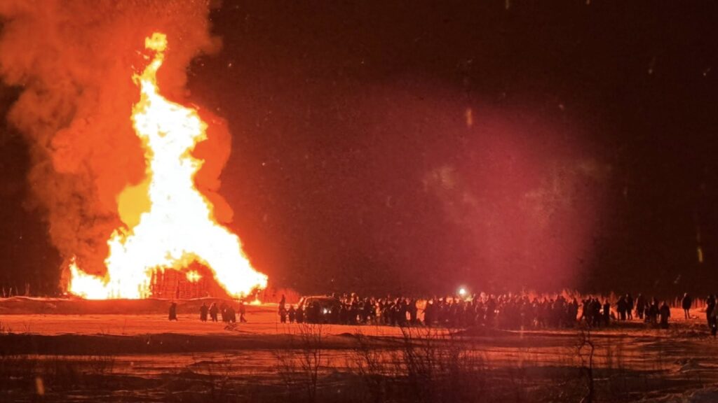 Myndir: Þrettándinn haldinn hátíðlegur á Siglufirði með göngu og flugeldasýningu