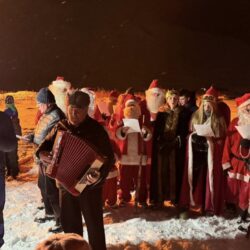 Myndir: Fjölmenni lagði leið sína í blysför á Þrettándanum á Siglufirði Myndir: Þrettándinn haldinn hátíðlegur á Siglufirði með göngu og flugeldasýningu