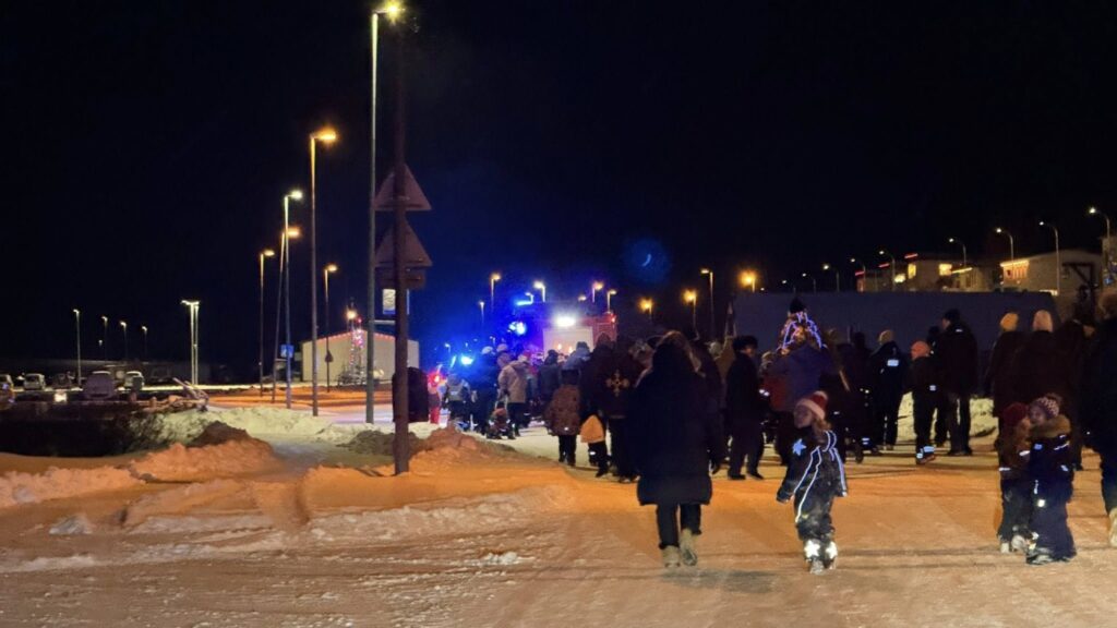 Myndir: Þrettándinn haldinn hátíðlegur á Siglufirði með göngu og flugeldasýningu