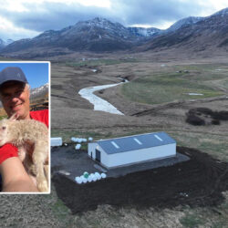 „Það fer afskaplega vel um féð í nýja húsinu.“ Segir Halldór