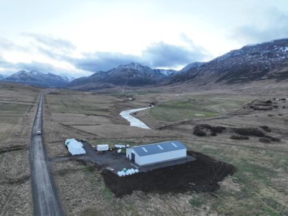 „Það fer afskaplega vel um féð í nýja húsinu.“ Segir Halldór