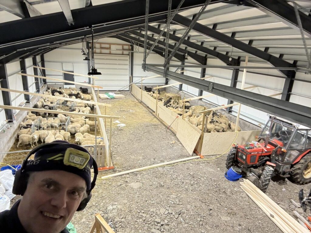 „Það fer afskaplega vel um féð í nýja húsinu.“ Segir Halldór