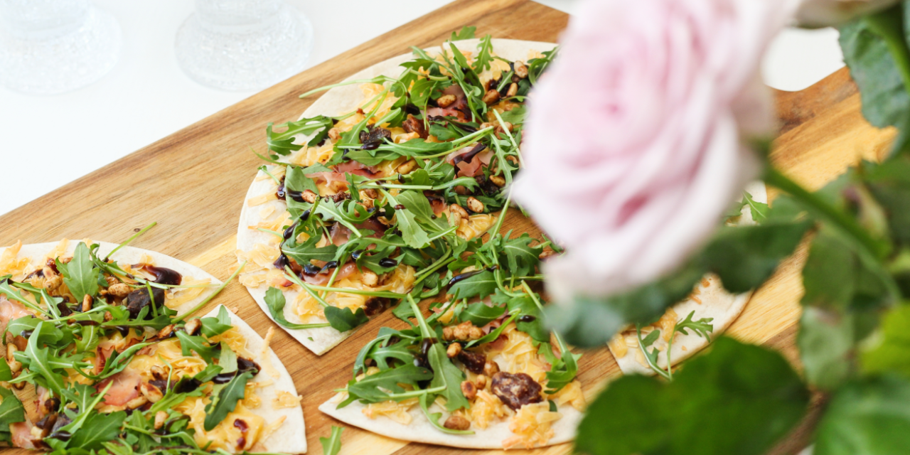 Tortillur með kryddosti, skinku, döðlum, klettasalati og ristuðum furuhnetum