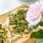 Tortillur með kryddosti, skinku, döðlum, klettasalati og ristuðum furuhnetum