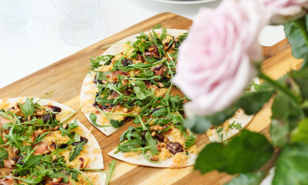 Tortillur með kryddosti, skinku, döðlum, klettasalati og ristuðum furuhnetum