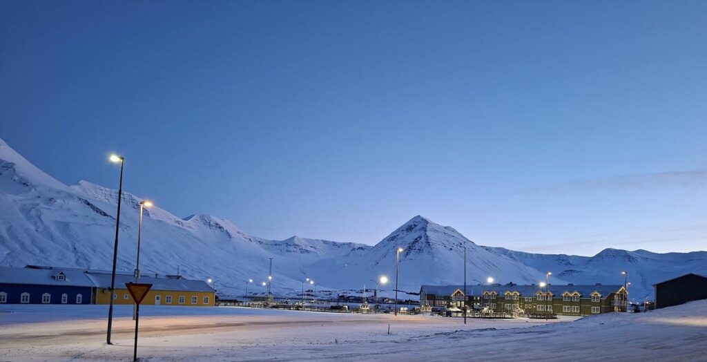 Myndir: Stillt yfir Siglufirði í ljósaskiptunum