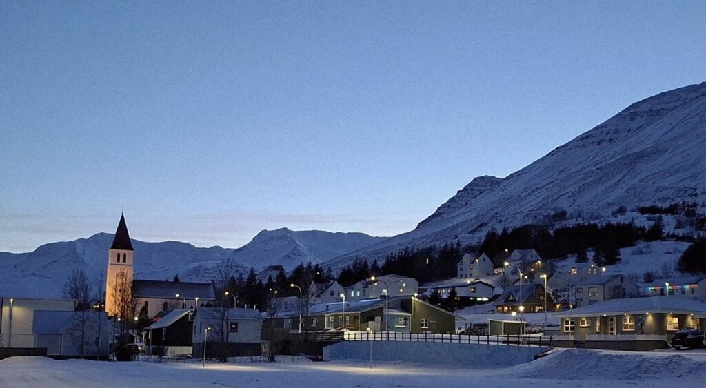 Myndir: Stillt yfir Siglufirði í ljósaskiptunum