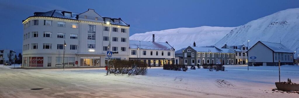 Myndir: Stillt yfir Siglufirði í ljósaskiptunum