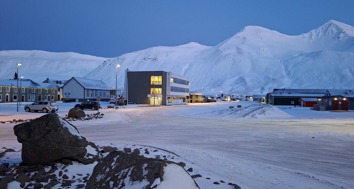 Myndir: Stillt yfir Siglufirði í ljósaskiptunum