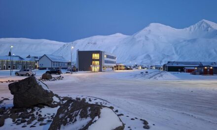 Myndir: Stillt yfir Siglufirði í ljósaskiptunum