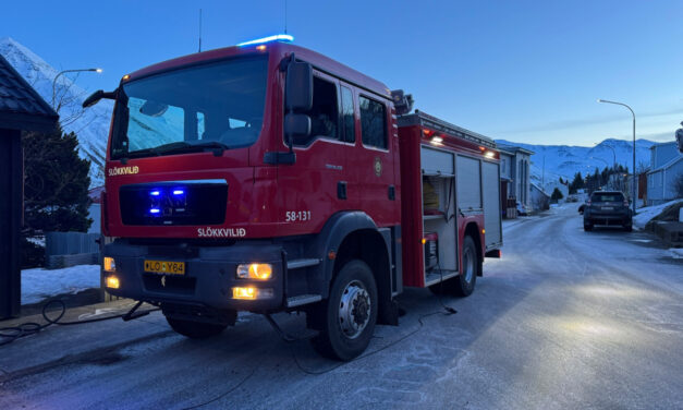 Tveir fluttir á slysadeild eftir eld í einbýlishúsi á Siglufirði