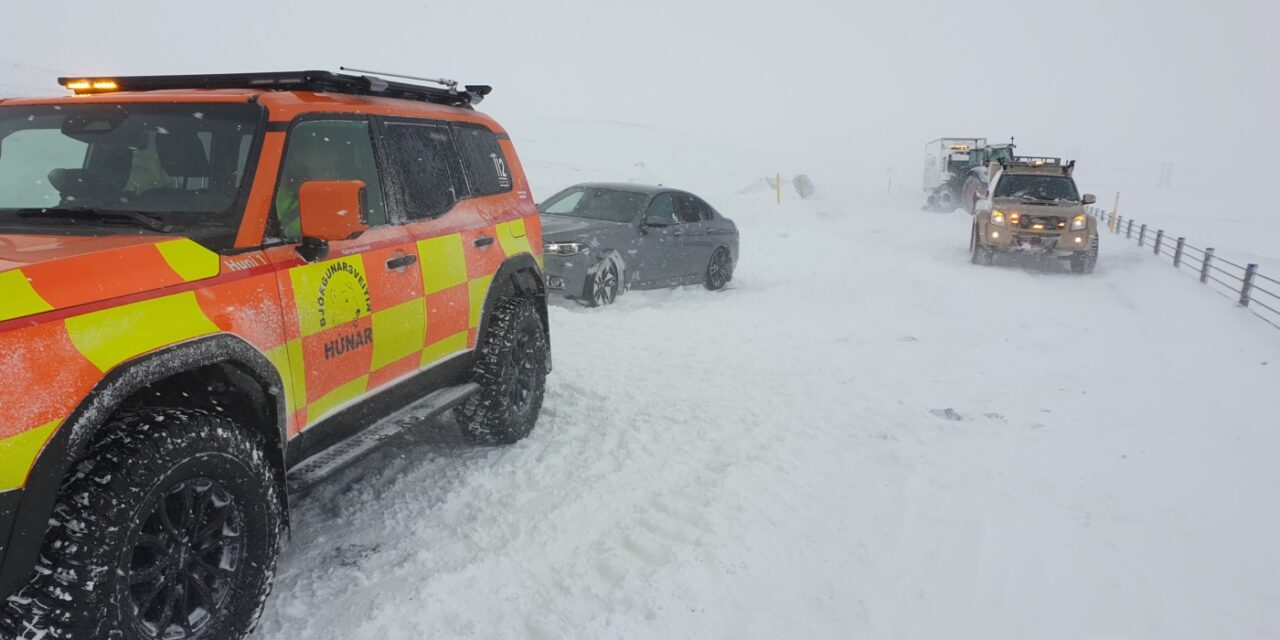 Aðgerðir björgunarsveita hafnar á ný á Holtavörðuheiði