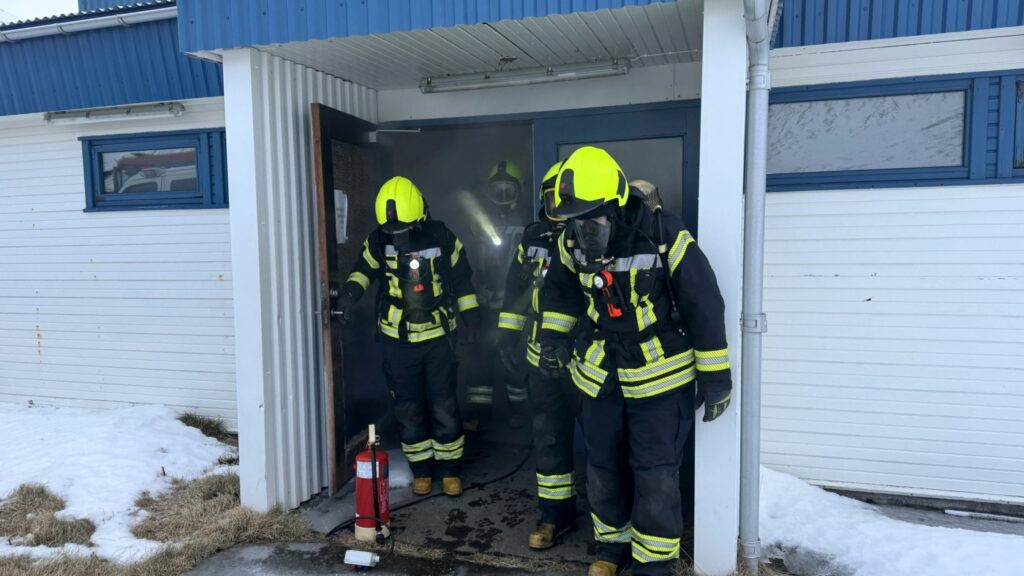 Myndir: Nýliðar æfa reykköfun í flugstöðvarbyggingunni á Siglufirði
