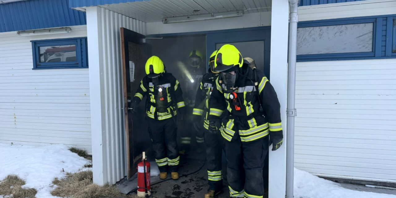 Myndir: Nýliðar æfa reykköfun í flugstöðvarbyggingunni á Siglufirði