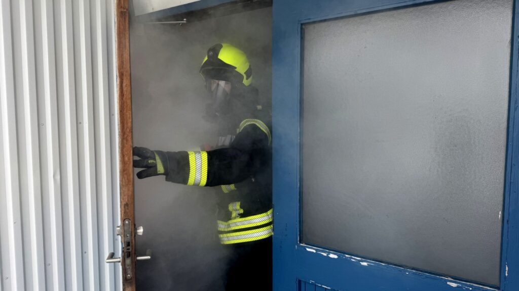 Myndir: Nýliðar æfa reykköfun í flugstöðvarbyggingunni á Siglufirði
