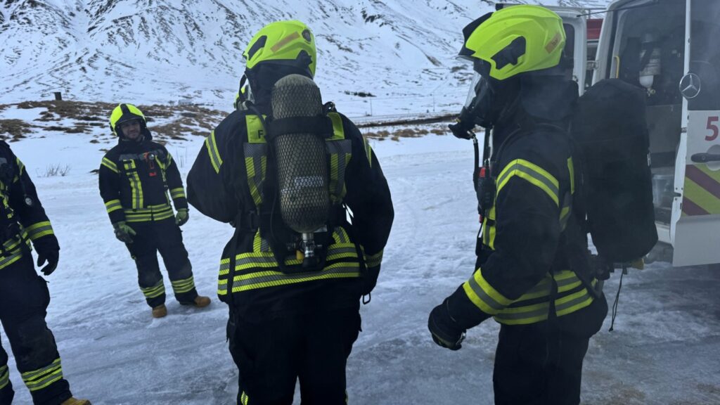 Myndir: Nýliðar æfa reykköfun í flugstöðvarbyggingunni á Siglufirði