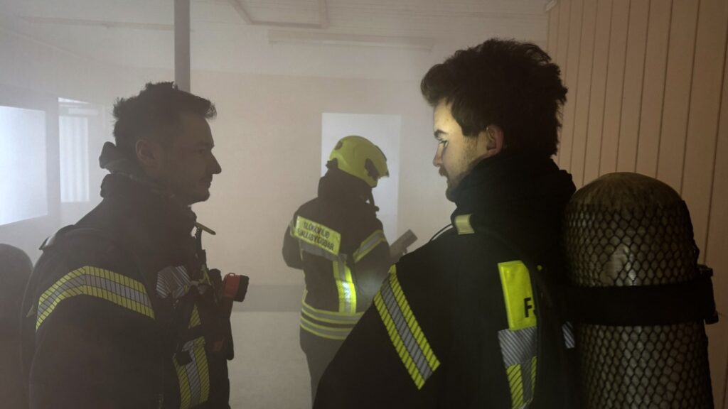 Myndir: Nýliðar æfa reykköfun í flugstöðvarbyggingunni á Siglufirði