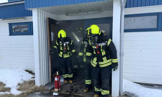 Myndir: Nýliðar æfa reykköfun í flugstöðvarbyggingunni á Siglufirði