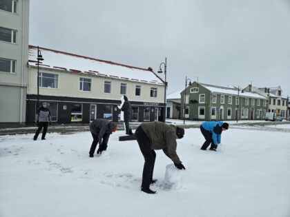 Gönguferð endaði með skemmtilegu sprelli á Torginu - Myndir