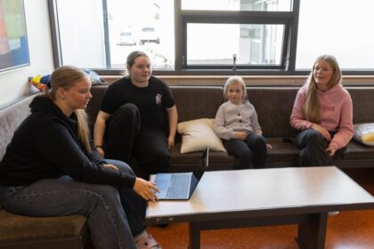 Nemendur Menntaskólans á Tröllaskaga skapa aðgengilegt lesefni fyrir börn - Myndir og vídeó